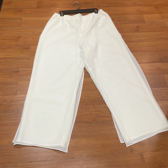 Ladies three-piece suit - Picture 7 of 13